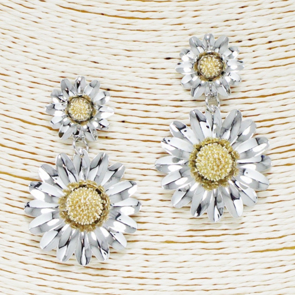 Daisy Duo Flower Earrings: Gold - Picture 7 of 8